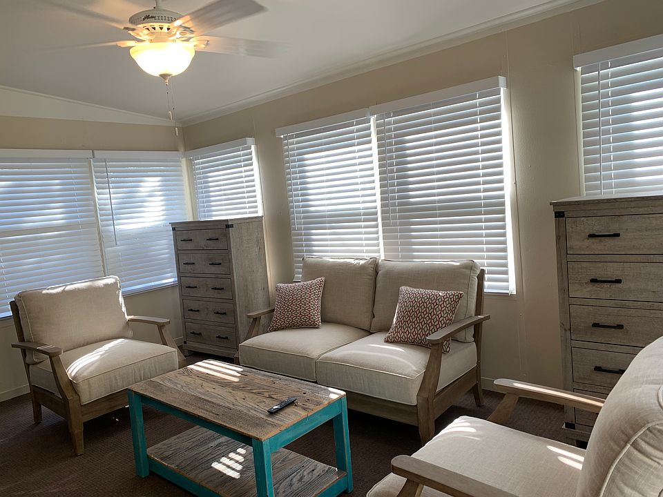 sunroom/entertainment area