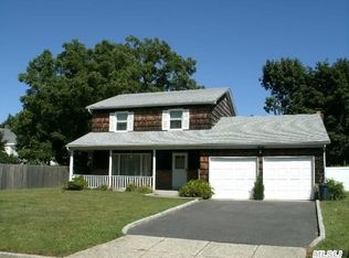 8 Lorraine Ct, Northport, NY 11768