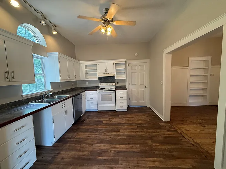 300 Railroad St — Photo 10