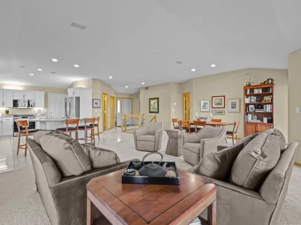 1786 Green Crest Dr, Victoria, MN 55386