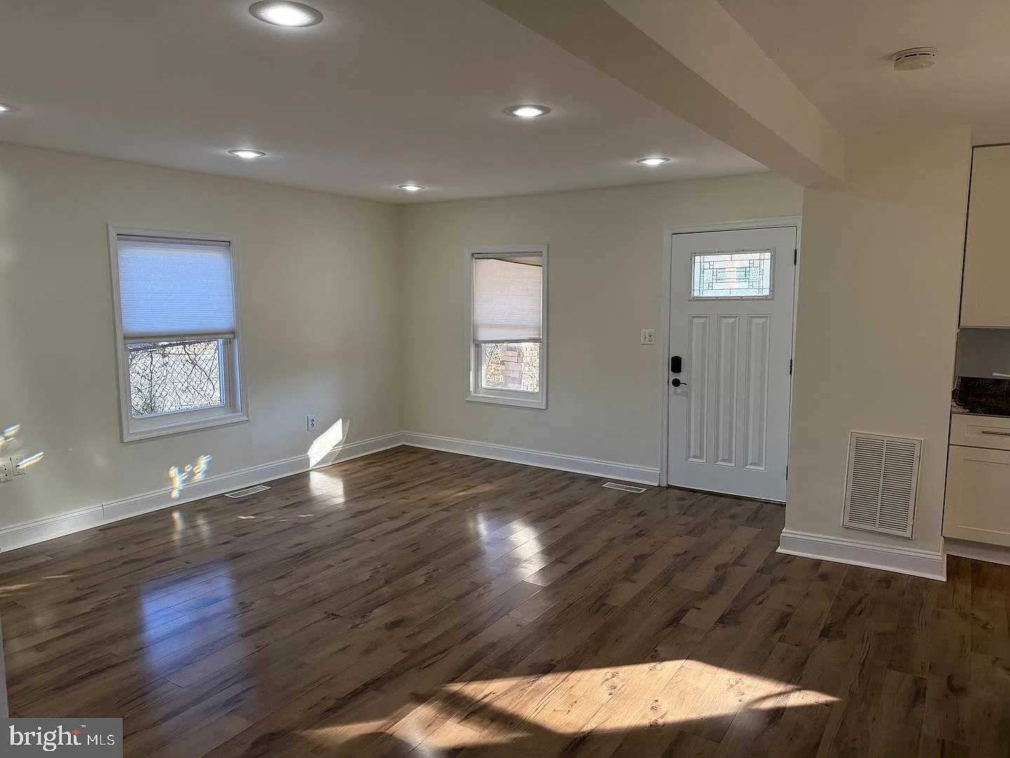 3 bed, 2.0 bath, 1442 sqft, $3,200 — Photo 2