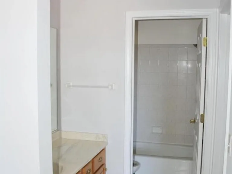 893 Enfield Dr — Photo 12