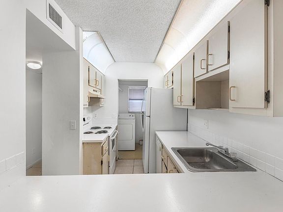 4th image of 2908 NE 8th Terrace #203