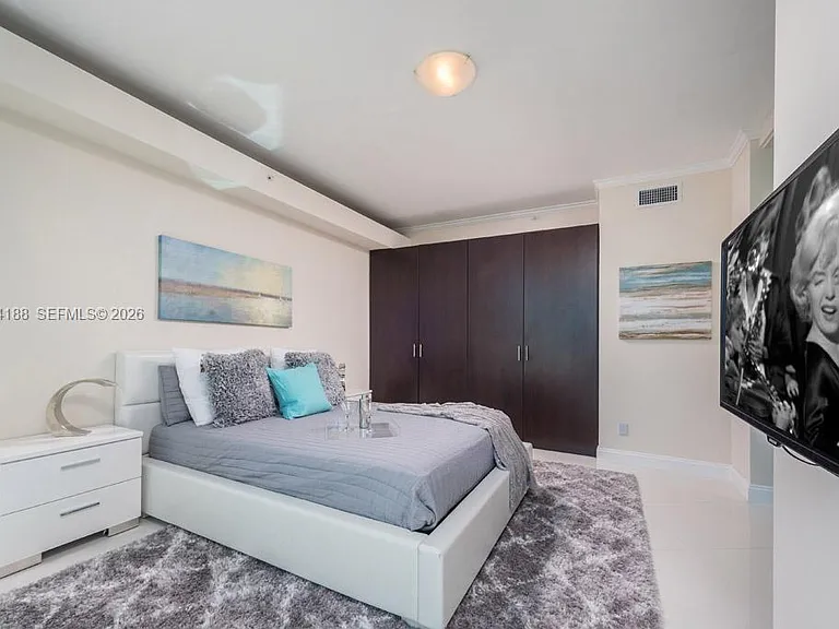300 S Pointe Dr #706 — Photo 13
