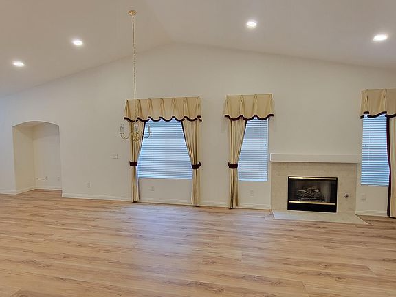 5th image of 15885 Jackson Dr