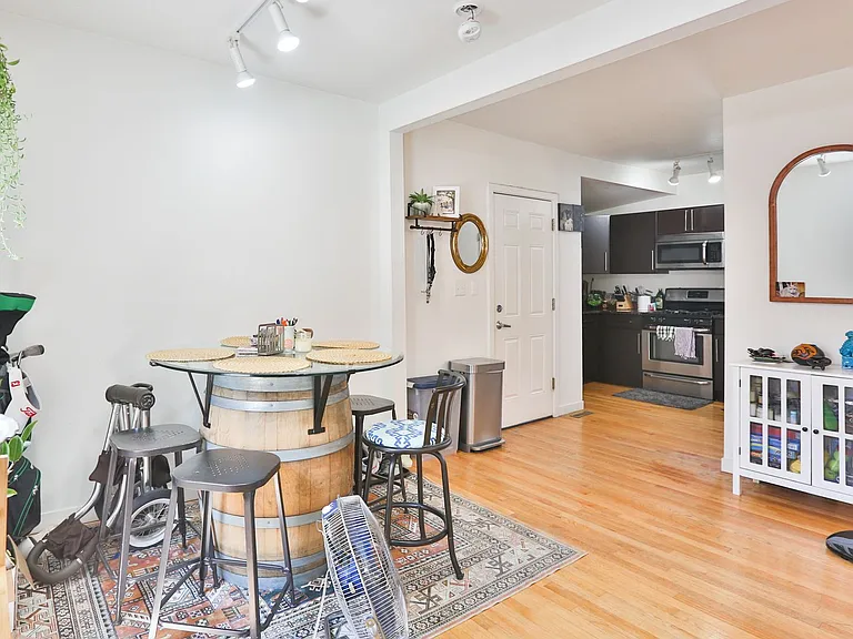 Wicker Park Big 3 Bedroom 2 Bath Private Coach House. Decks and Outdoor Space. — Photo 6