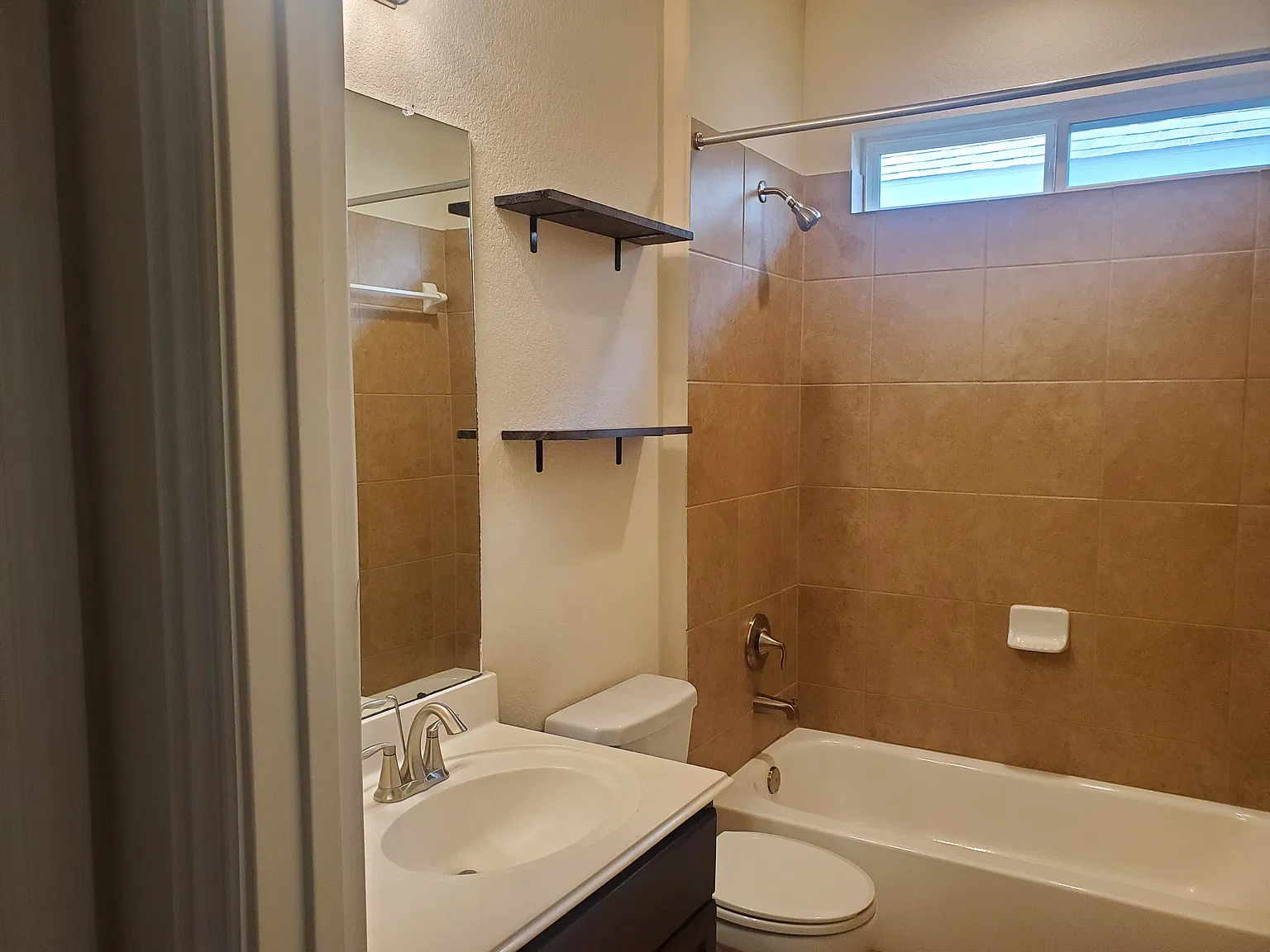 3 bed, 1936 sqft, $2,150 — Photo 4
