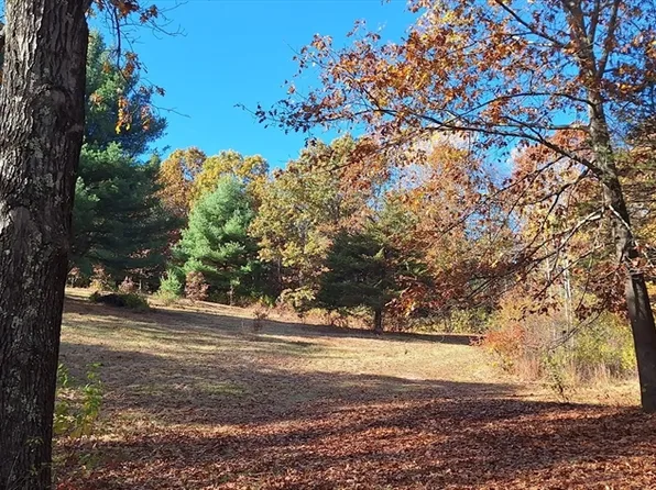 3 Mountain Rd, Holyoke, MA 01040