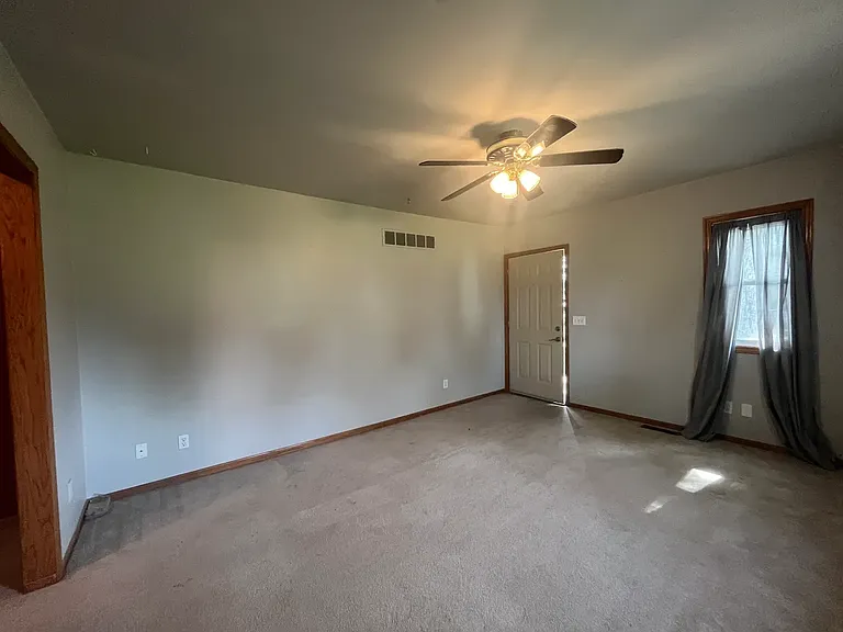 924 Custer St — Photo 3