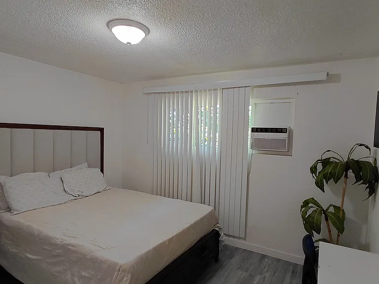 4824 1/4 E Live Oak St — Photo 12