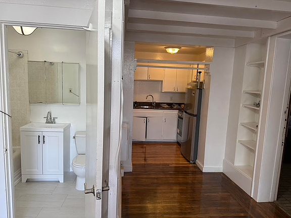 Brand new stainless steel appliances in Kitchen and new ceramic tile floor in Bathroom. New paint throughout. Very clean efficiency apartment :) Laundry in building and 2 blocks walk to 2 different parks