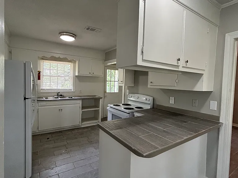 Maplewood Dr — Photo 4