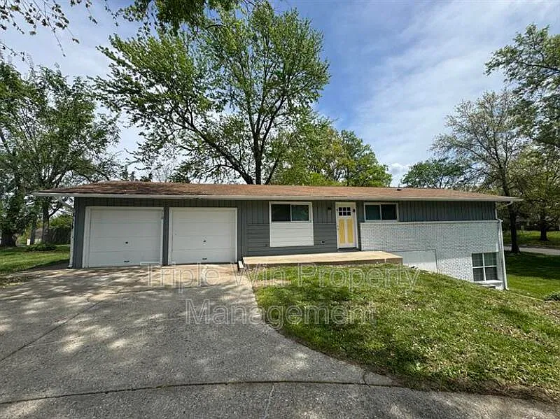 4 bed, 3.0 bath, 2112 sqft, $2,560 — Photo 2