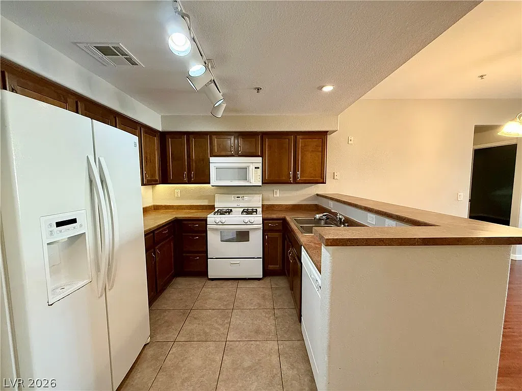 3 bed, 2.0 bath, 1308 sqft, $1,900 — Photo 4