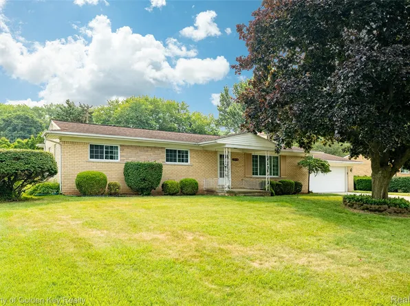 2918 Huntington Park Dr, Waterford, MI 48329