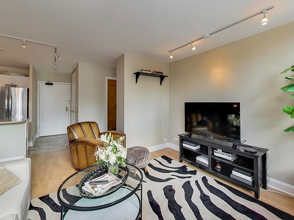 5th image of 33 E Cedar St APT 11C