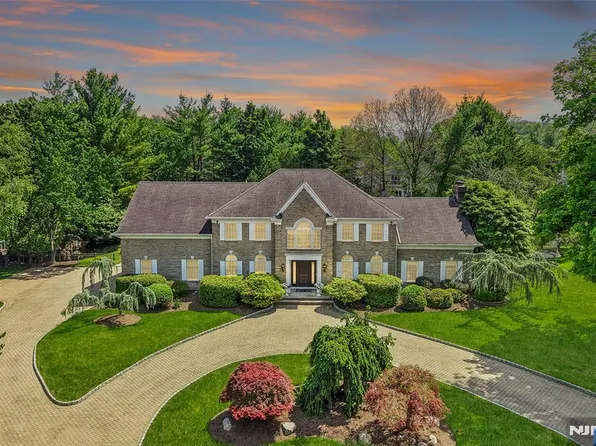 41 Sunflower Dr, Upper Saddle River, NJ 07458