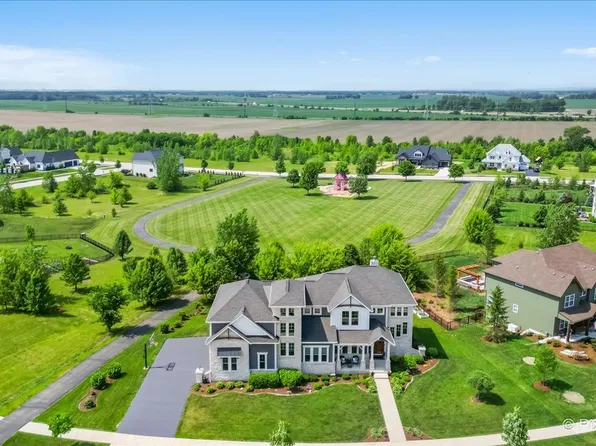 1044 Redbud Ln, Sugar Grove, IL 60554