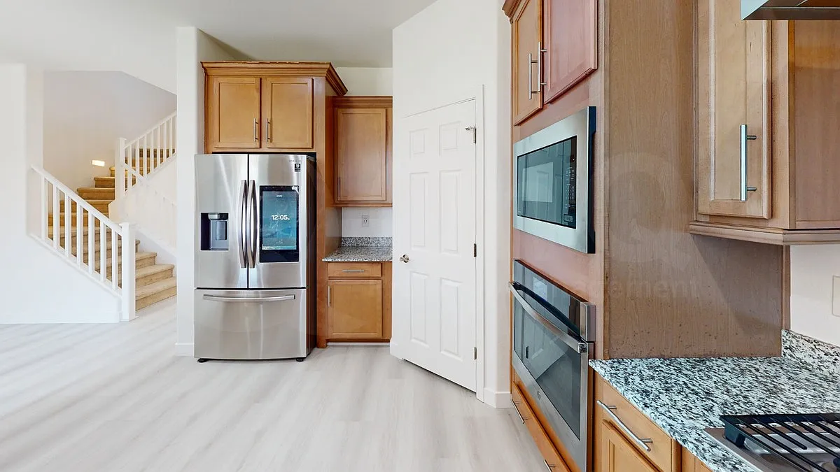 5 bed, 3.0 bath, 3300 sqft, $2,899 — Photo 4