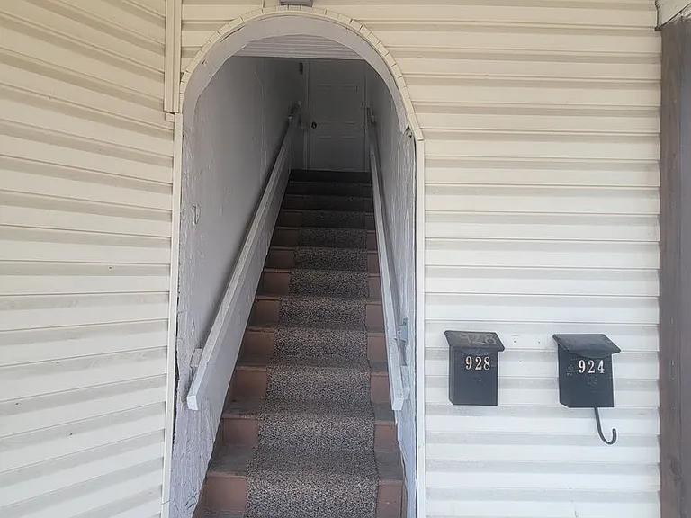 924 W 5th St — Photo 11