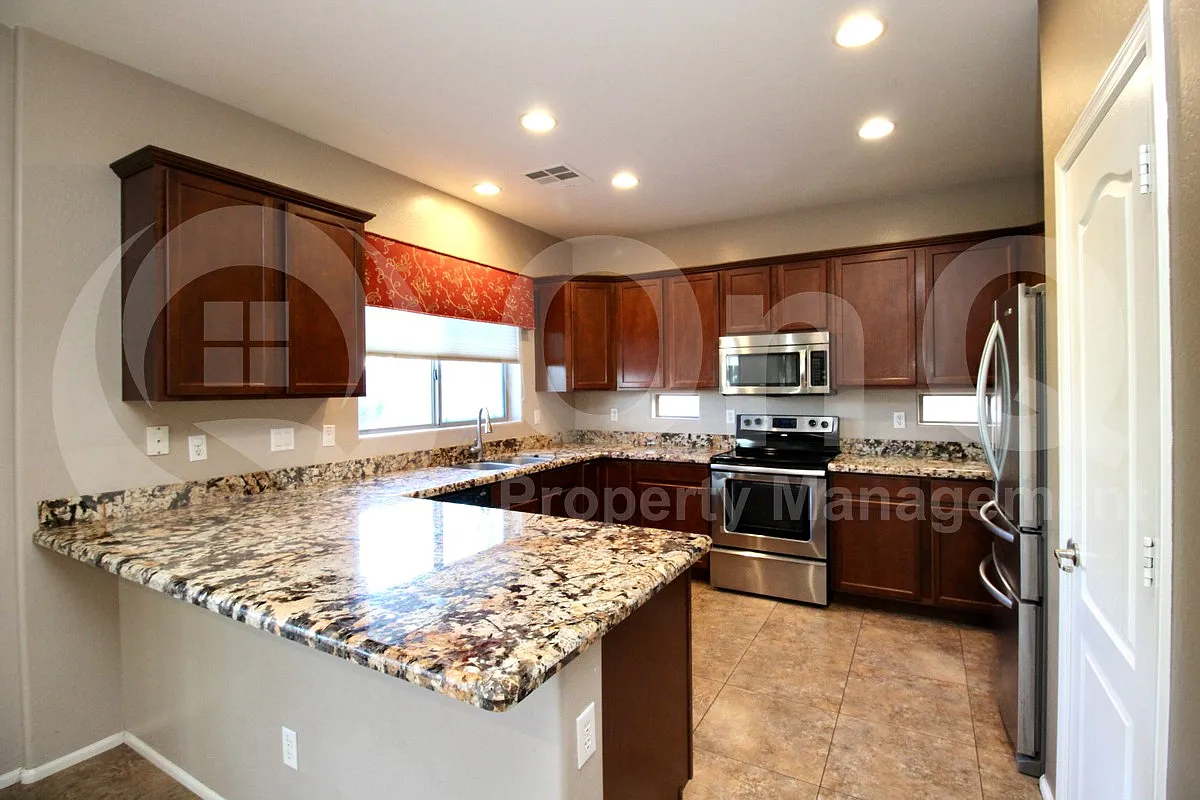 5 bed, 2.5 bath, 2682 sqft, $2,299 — Photo 4