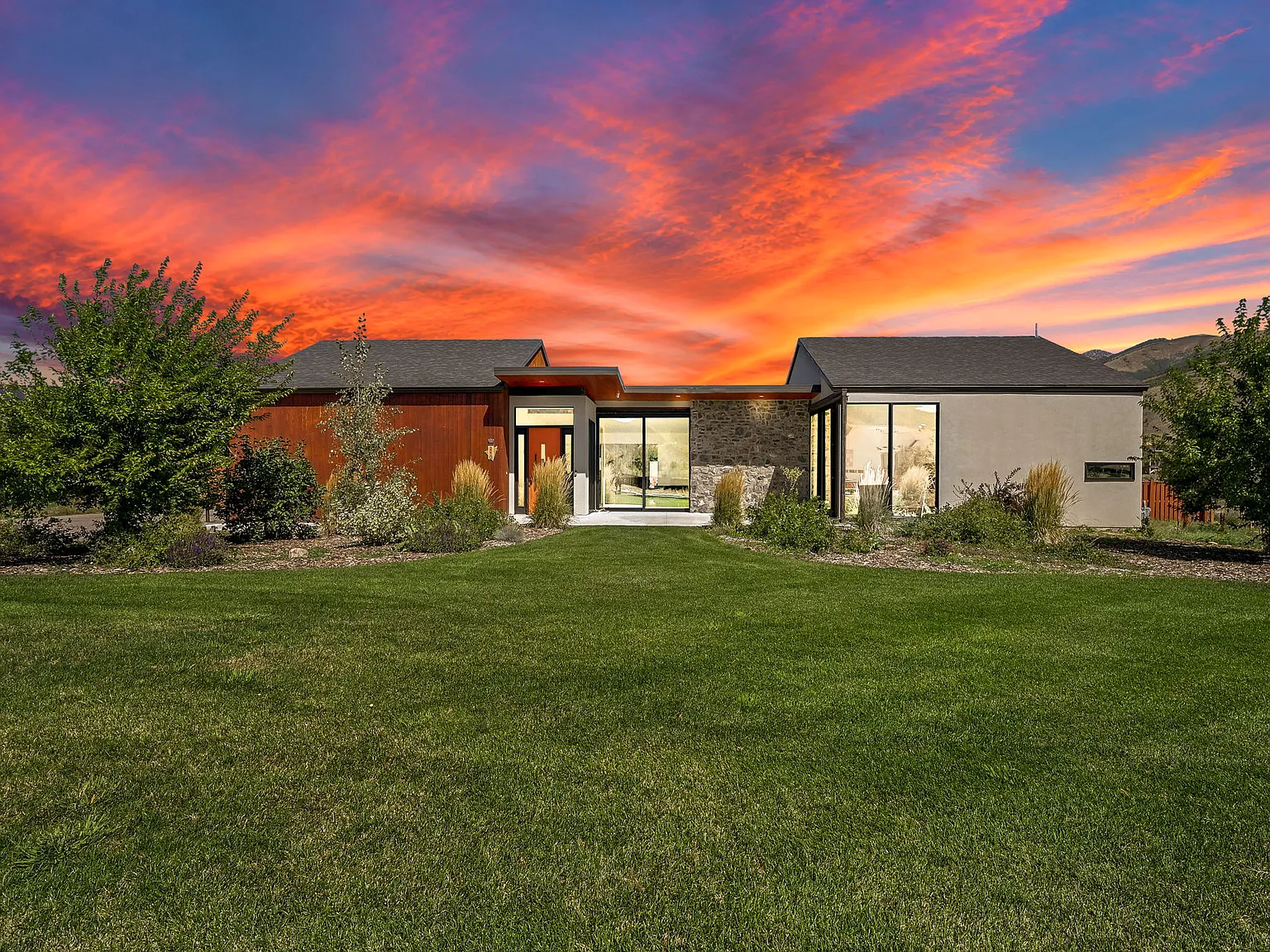 3 bed, 2.5 bath, 2884 sqft, $4,900 — Photo 1