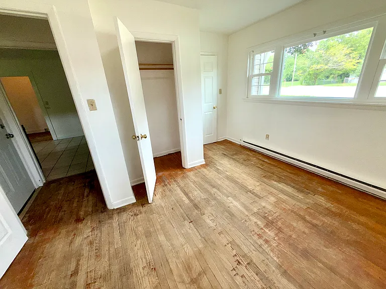 1871 Merritt Dr — Photo 2
