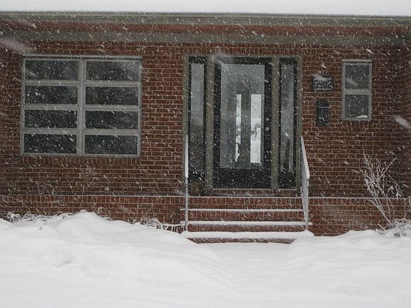 You can see *through* the house, from the front to the garden behind.Tres cool
