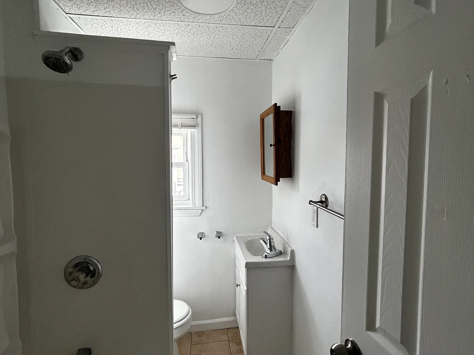  212 Burnside Ave Basem 2Bed/1Ba PetOK Laundry +Storage — Photo 2