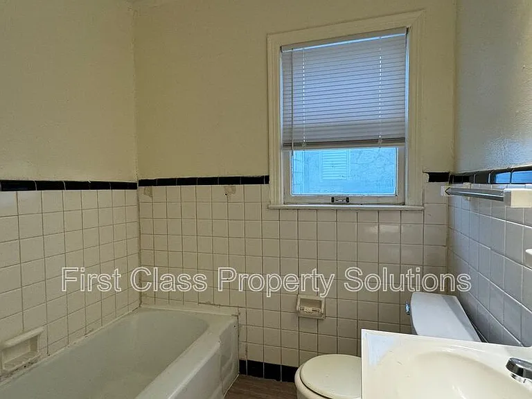 1904 NE 25th St — Photo 15