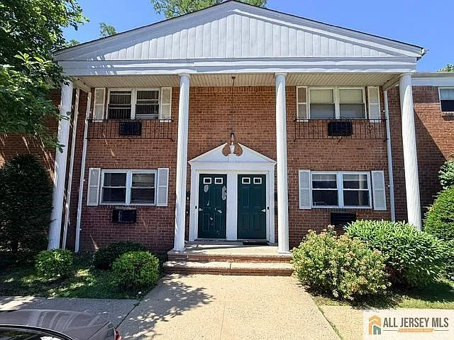 2 bed, 1.0 bath, $2,100 — Photo 2