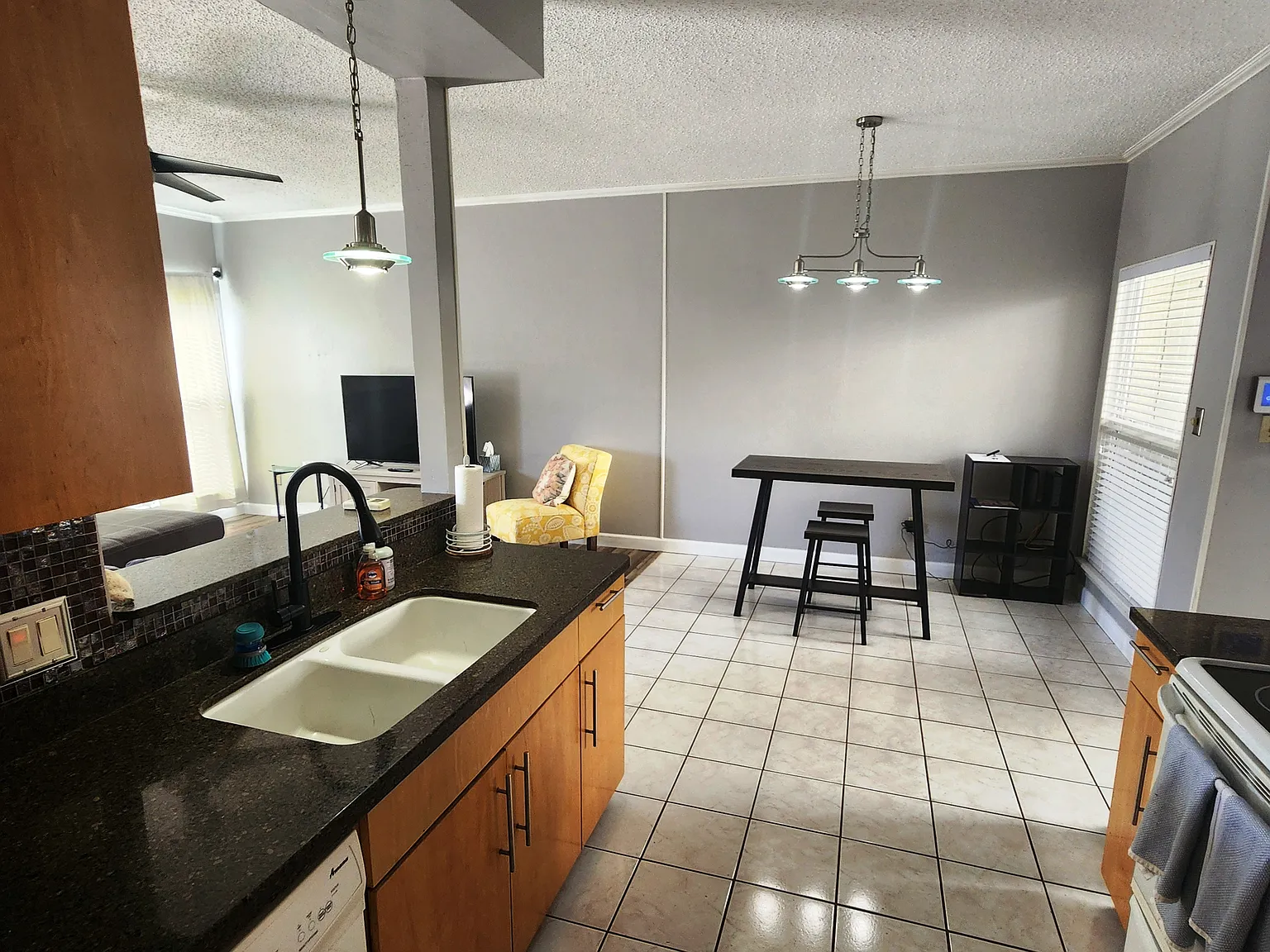 3 bed, 1377 sqft, $1,895 — Photo 3
