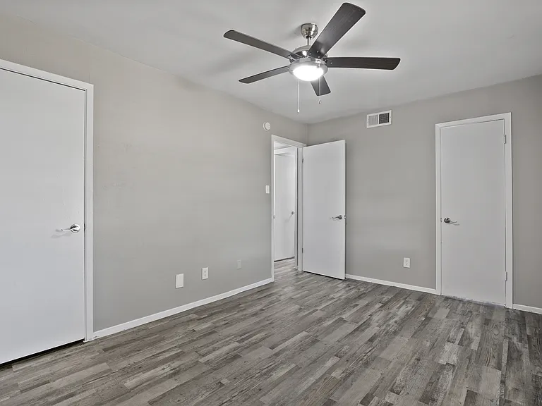 Kingswood Apartments — Photo 13