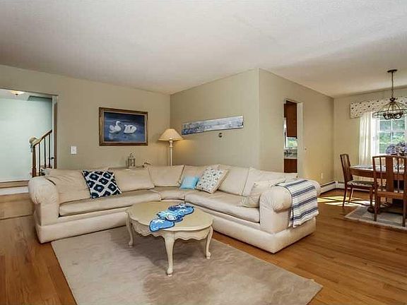 Beautiful Living room and Dining Room w/ Hardwood Floors