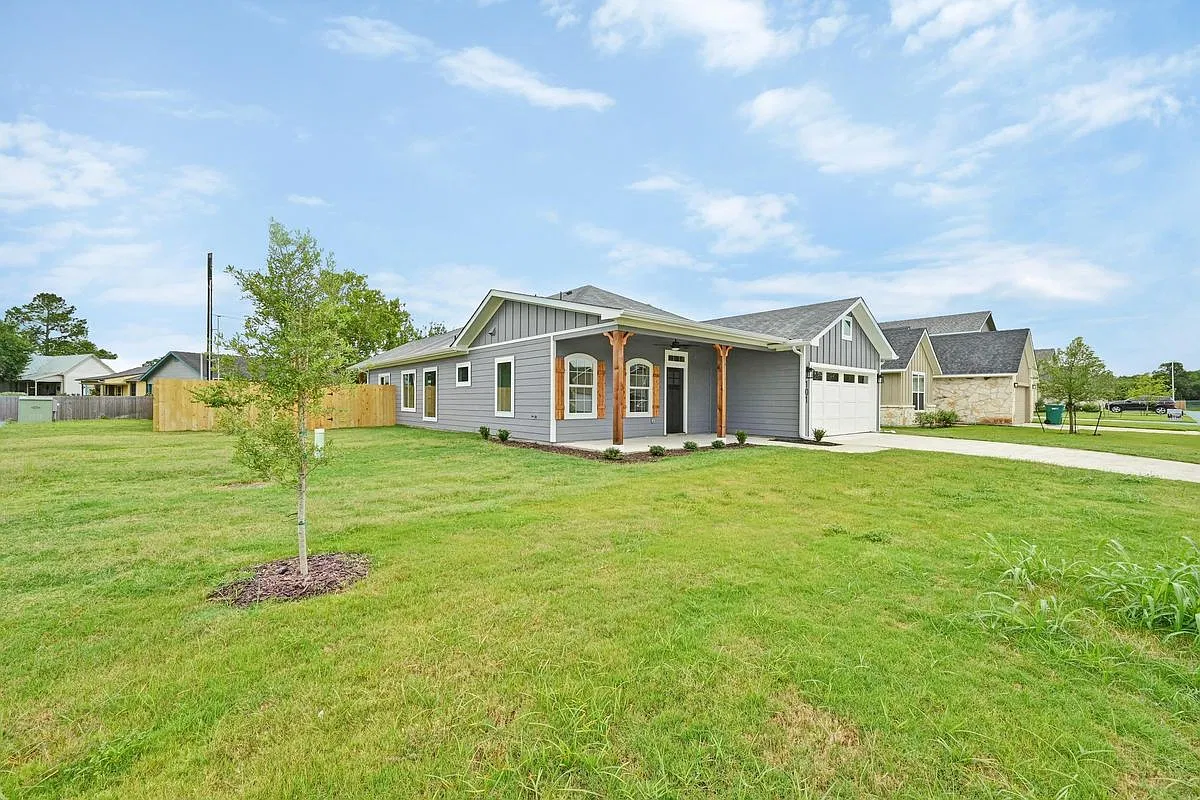 3 bed, 2.0 bath, 1992 sqft, $2,200 — Photo 3