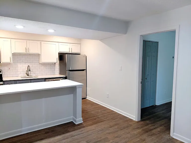 Windsor Apartments — Photo 8
