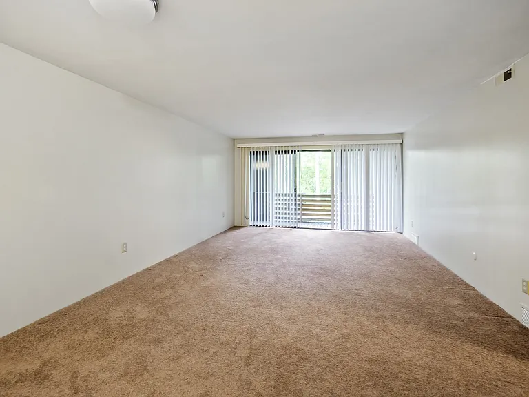 Greenwich Manor Apartments — Photo 36
