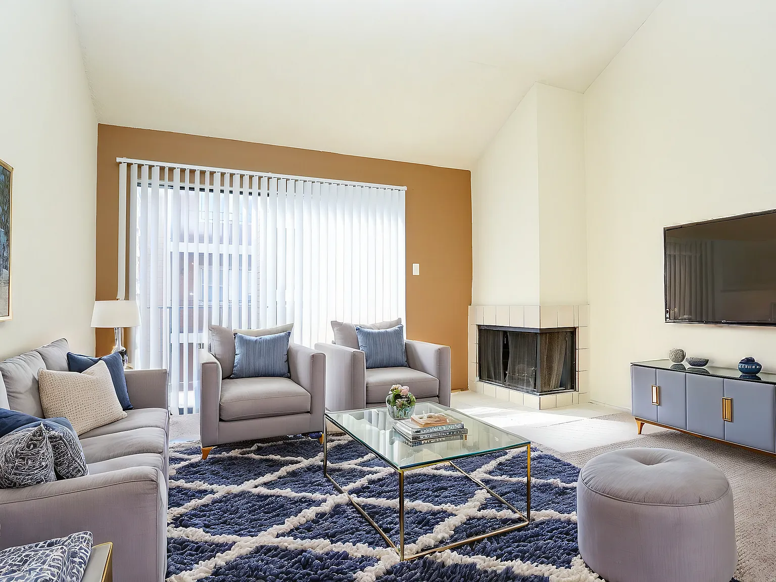 Lago Vista Apartments — Photo 4