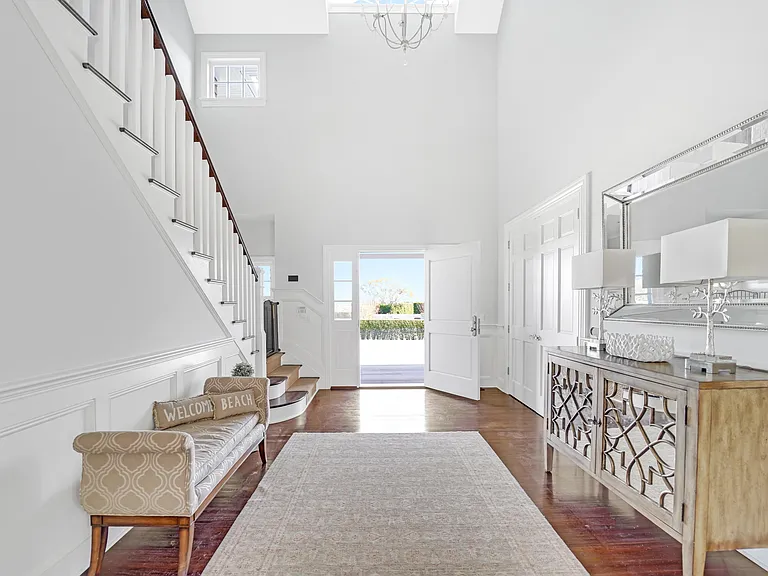 15 Hampton Close — Photo 3