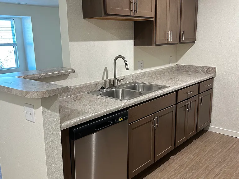 Cottonwood Creek Apartments — Photo 2