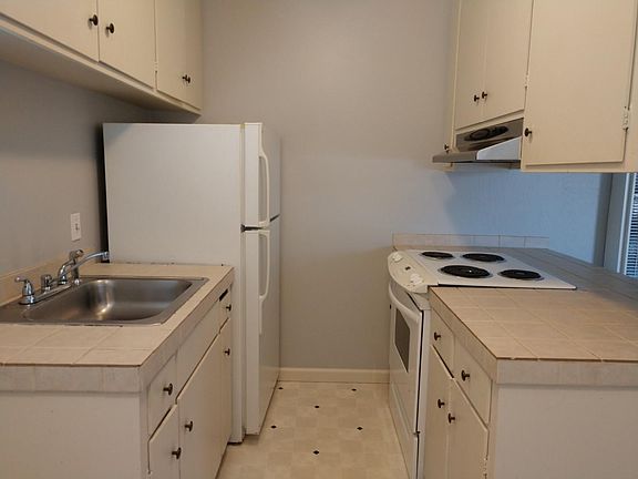 4th image of 263 Waverly St #4