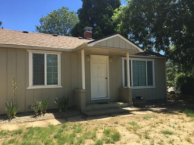 128 NE Baker St — Photo 1