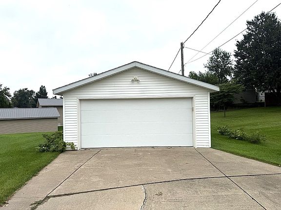 4th image of 303 W Summit St
