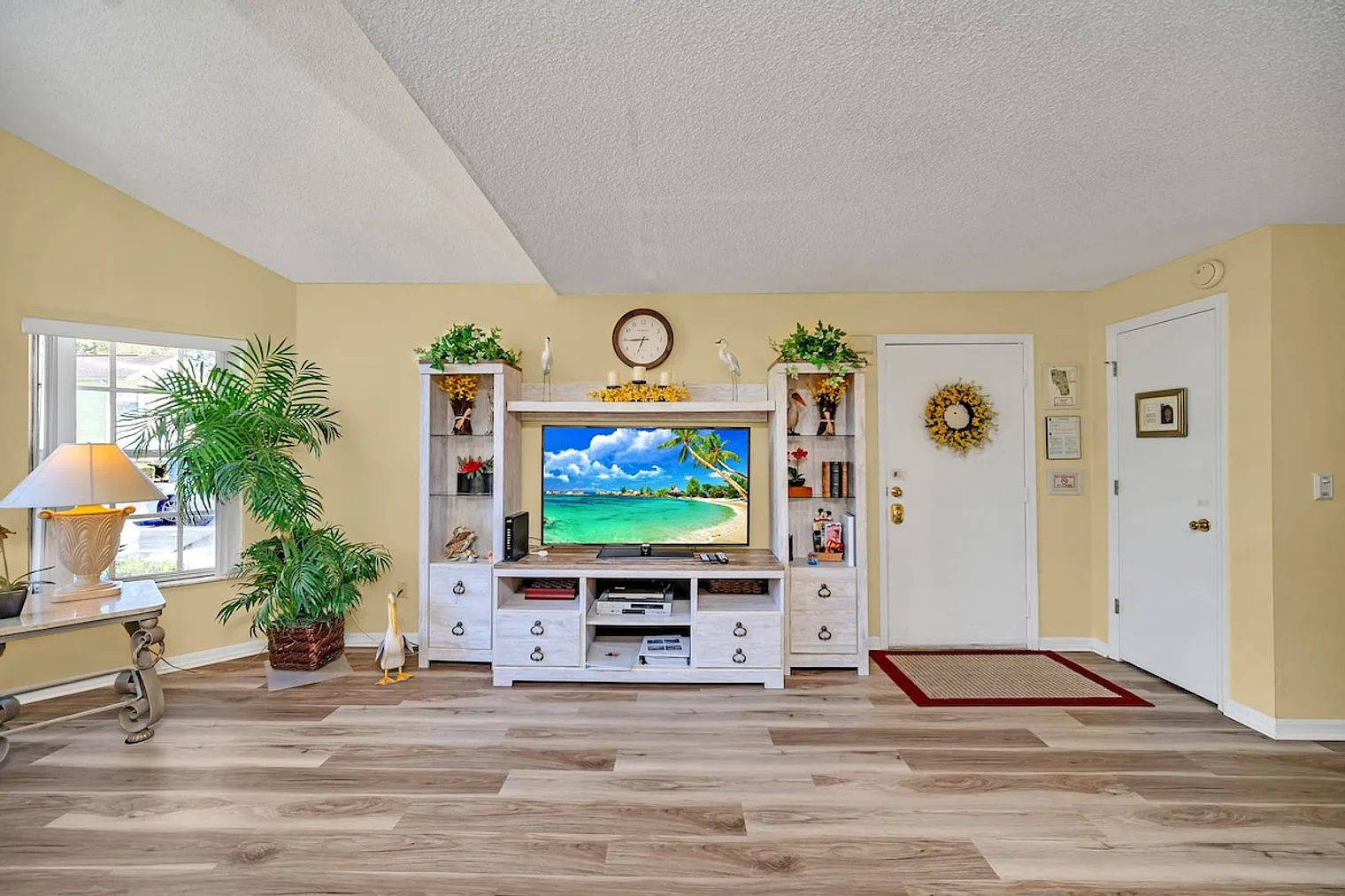 3 bed, 2.0 bath, 1334 sqft, $3,261 — Photo 4