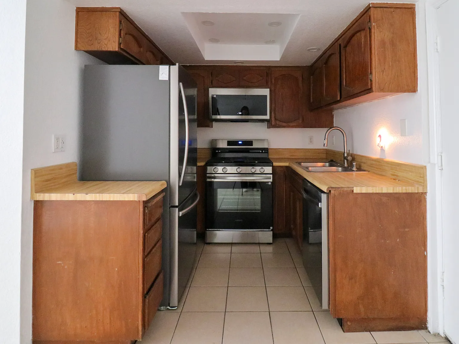 2 bed, 885 sqft, $2,500 — Photo 2