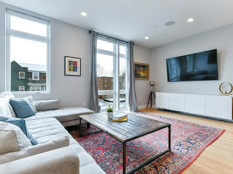 170 W Broadway #204 — Photo 9