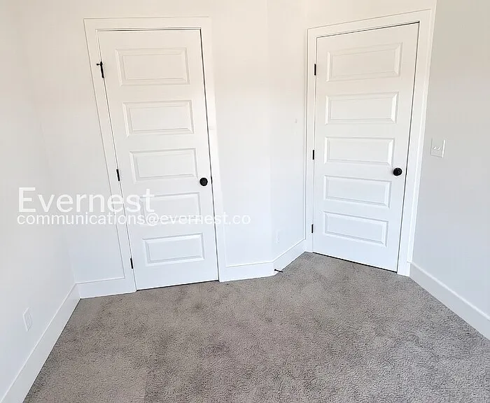 2433 E 17th St — Photo 8