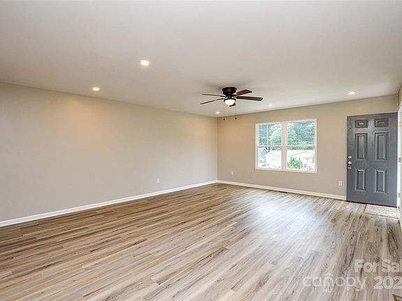 5th image of 220 Aspen Dr