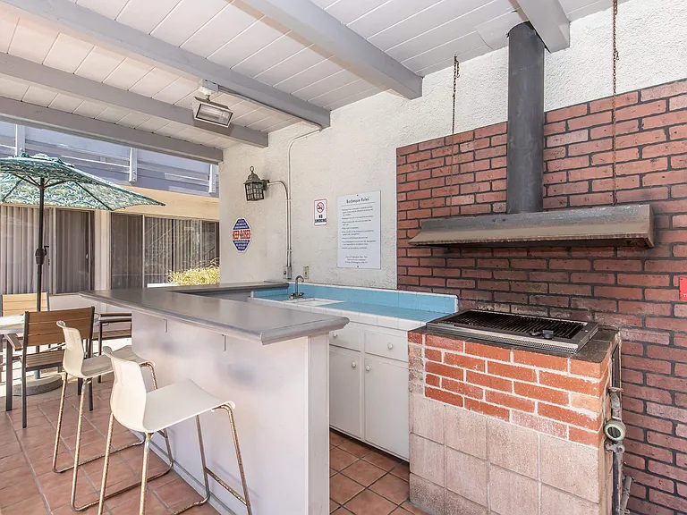 Ocean West Apartments — Photo 7