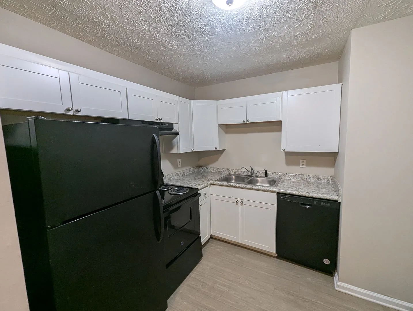 240/242 Rustwood Dr — Photo 2